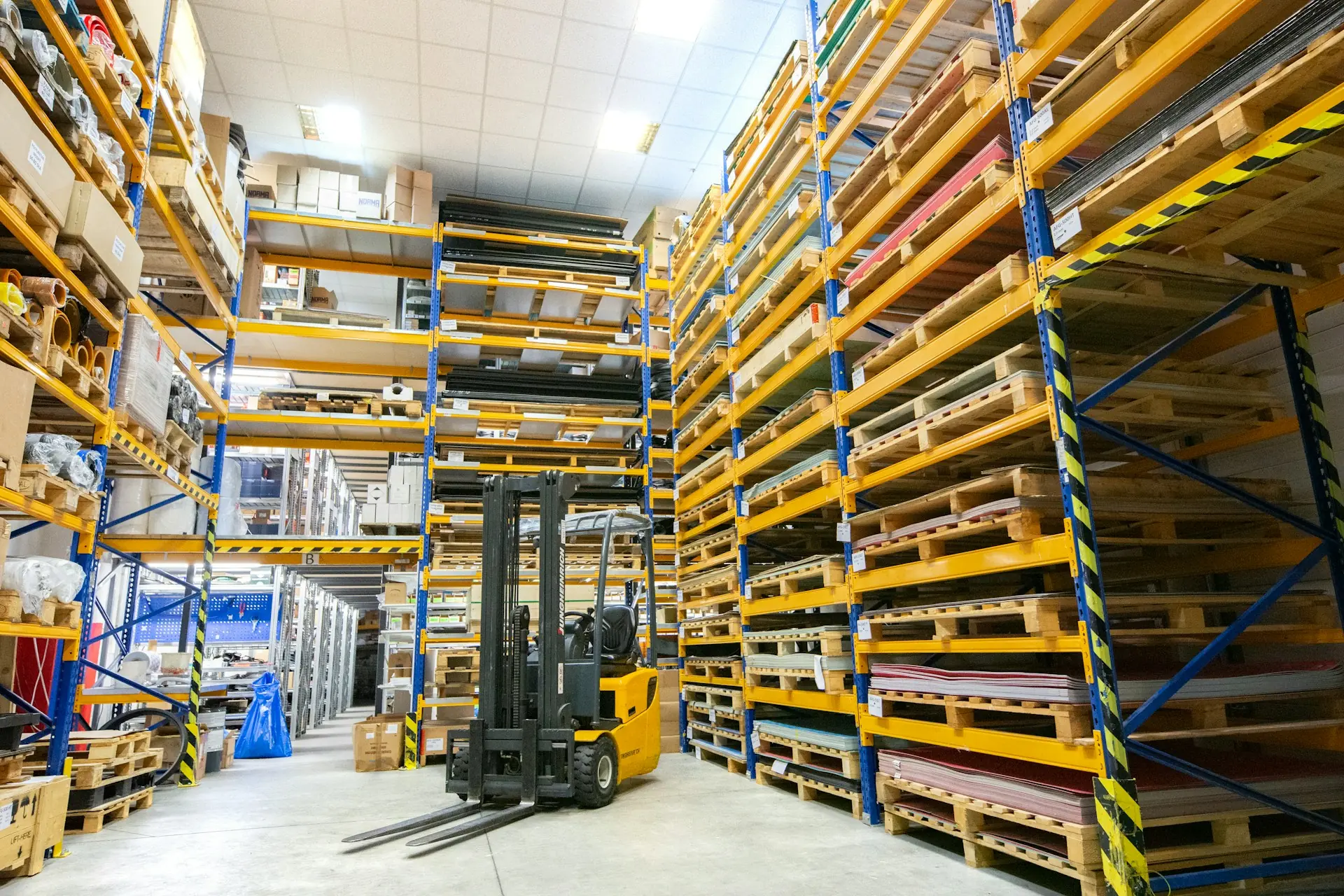 3PL warehouse and distribution center for e-commerce fulfillment