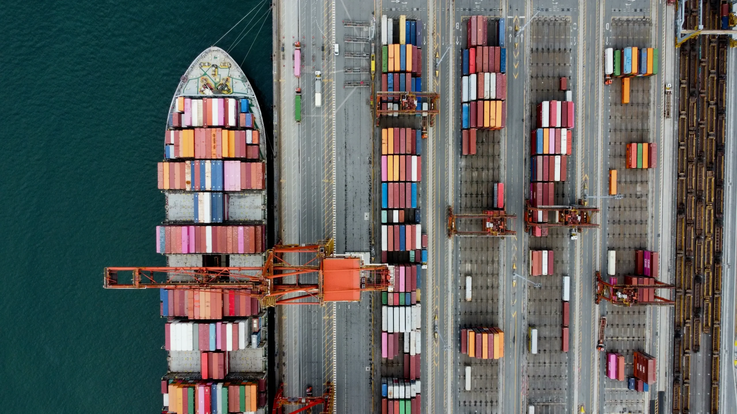 Trucking and logistics Canada - transloading services at Canadian logistics facility